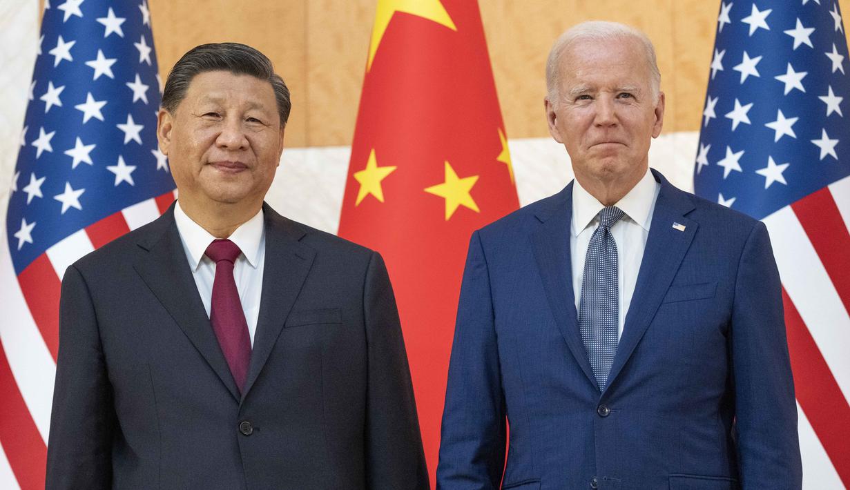 Presiden AS Joe Biden berfoto dengan Presiden China Xi Jinping sebelum pertemuan di sela-sela KTT G20 di Nusa Dua, di Bali, Senin (14/11/2022). Joe Biden dan Xi Jinping bersama dengan kepala negara yang hadir di G20 akan membahas kondisi global mulai dari isu ekonomi, politik hingga kesehatan dunia. (AP/Alex Brandon)
