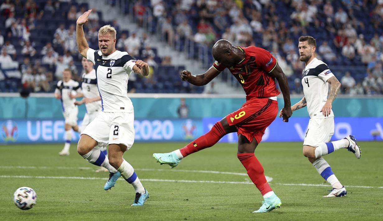 Pada menit ke-65, Romelu Lukaku berhasil merobek gawang Belgia setelah menerima umpan dari Kevin De Bruyne. Sayangya gol ini dianulir oleh wasit setelah dirinya terbukti offside ketika ditinjau dari VAR. (Foto: AP/Pool/Lars Baron)