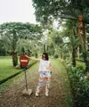 Tank top putih dan celana bermotif adalah kombinasi yang paling cocok untuk jalan - jalan sore. (instagram/zaraadhsty)