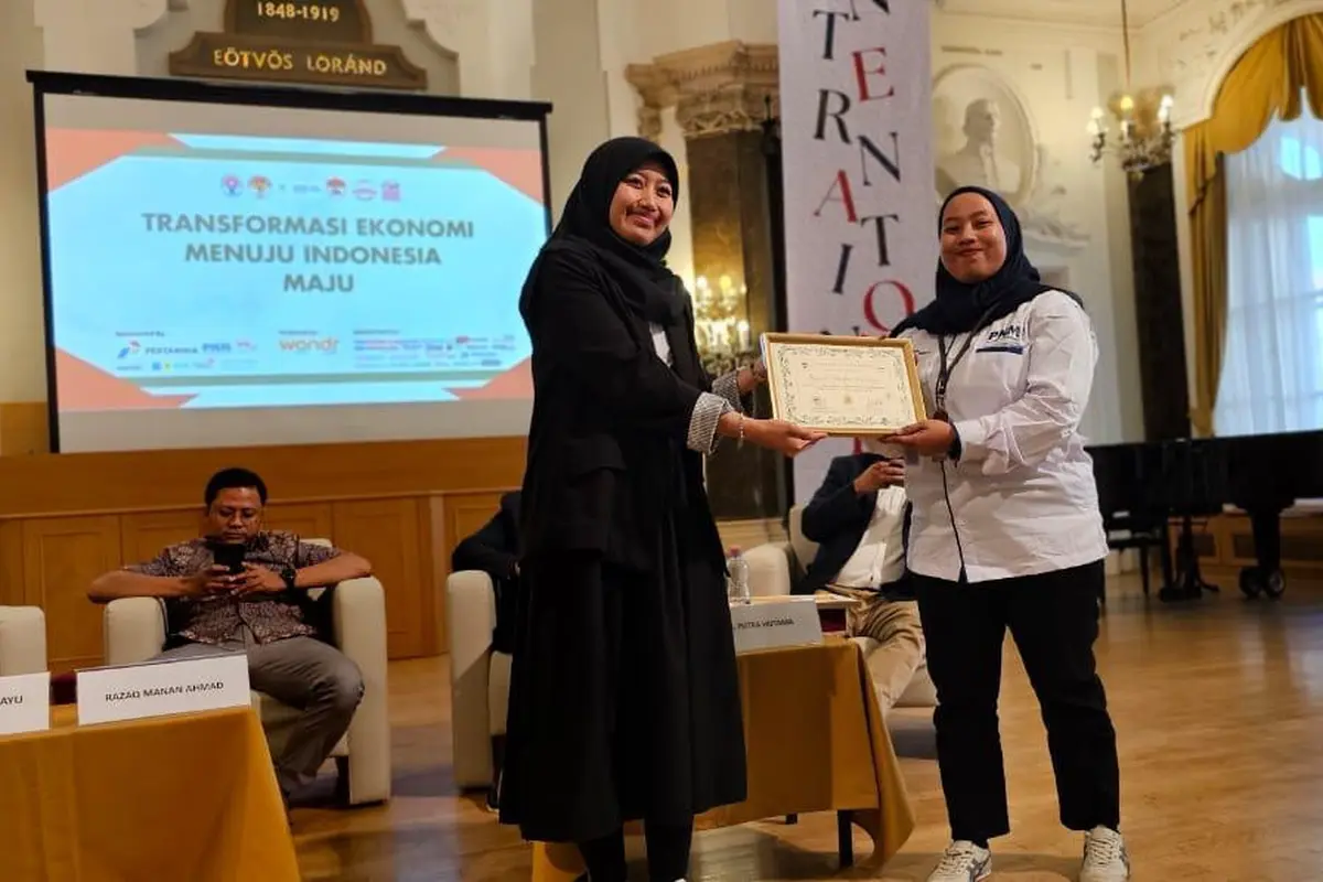 AO PT Permodalan Nasional Madani (PNM) berbagi inspirasi kepada para peserta Simposium Internasional PPI Dunia 2024 di Budapest, Hungaria. (Liputan6.com/ ist)