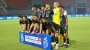 Tim Dewa United saat bertanding dengan Persija Jakarta dalam laga pekan ke-22 BRI Liga 1 2024/2025 di Stadion Pakansari, Sabtu (8/2/2025). (Bola.com/Abdul Aziz)