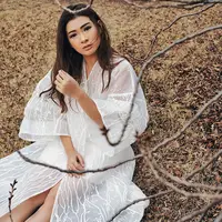 Dari tampilan girly hingga klasik dinamis, intip gaya fashion blogger eksis ini. (Sumber foto: anazsiantar/instagram)