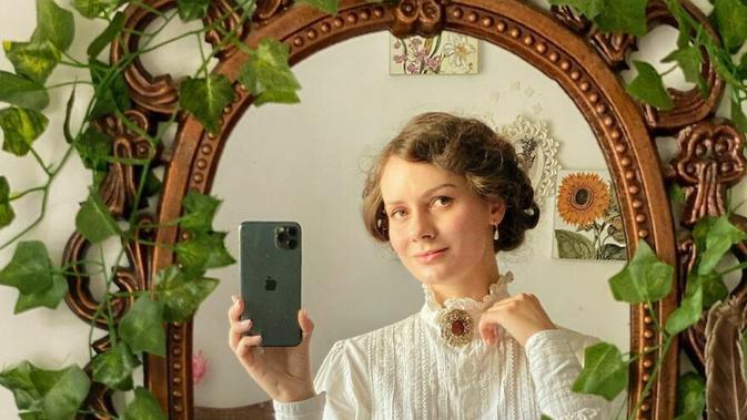 Mila, wanita Ukraina yang berpakaian ala abad ke-19 setiap hari. Sumber: Instagram/your_sunny_flowers