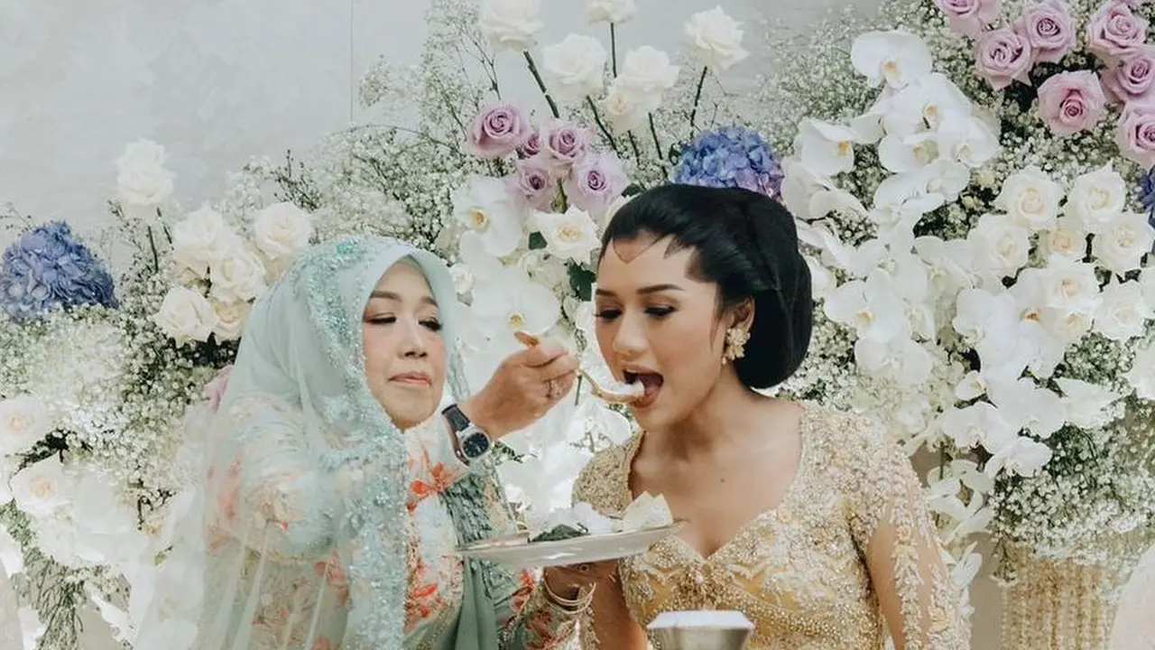 Erina Gudono jalani prosesi dulang pungkasan. (Foto: Michael Omar Liman dari Instagram @erinagudono)