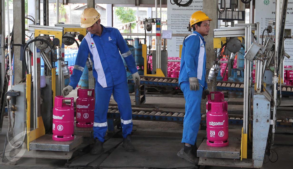 Pekerja melakukan pengisian tabung Bright Gas 5,5 Kg di Depot and Filling Station LPG Pertamina Plumpang, Jakarta, Selasa (3/11). LPG seharga Rp66.000 ini ditargetkan merebut 23% pangsa pasar gas subsidi 3 kg dalam lima tahun. (Liputan6.com/Angga Yuniar)