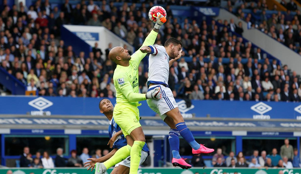 Kiper Everton, Tim Howard, berebut bola dengan pemain Chelsea, Eden Hazard, dalam lanjutan Liga Premier Inggris di Stadion Goodison Park. Sabtu (12/9/2015). (Reuters/Andrew Yates)