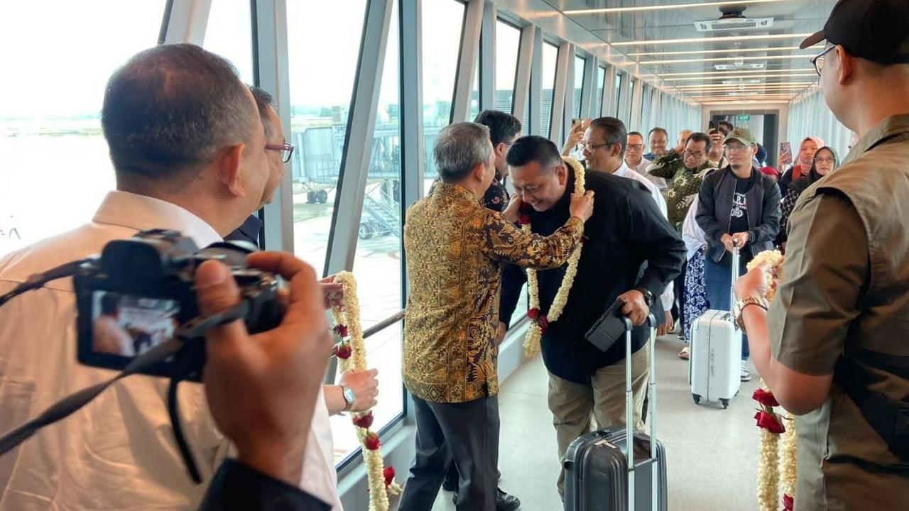 Lutfi terbang bersama 176 orang penumpang lain. Di antaranya, Ketua DPRD Kabupaten Kediri Dodik Purwanto.<br>