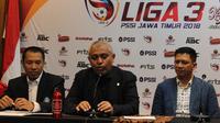 Ketum Asprov PSSI Jatim, Ahmad Riyadh (tengah), saat memberi keterangan pers terkait hasil manager meeting Liga 3 PSSI Jawa Timur 2018. (Bola.com/Zaidan Nazarul)