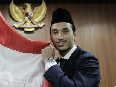 Ezra Walian pesepak bola naturalisasi asal Belanda resmi menjadi Warga Negara Indonesia pada Kamis (18/5/2017) di Kanwil Menhukham, Jakarta. (Bola.com/Peksi Cahyo)