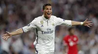 Cristiano Ronaldo tentunya patut menjadi perhatian para pemain Atletico Madrid pada semifinal nanti mengingat penampilan gemilangnya saat babak perempatfinal Liga Champions dengan lima gol ke gawang Bayern. (AP/Daniel Ochoa de Olza)
