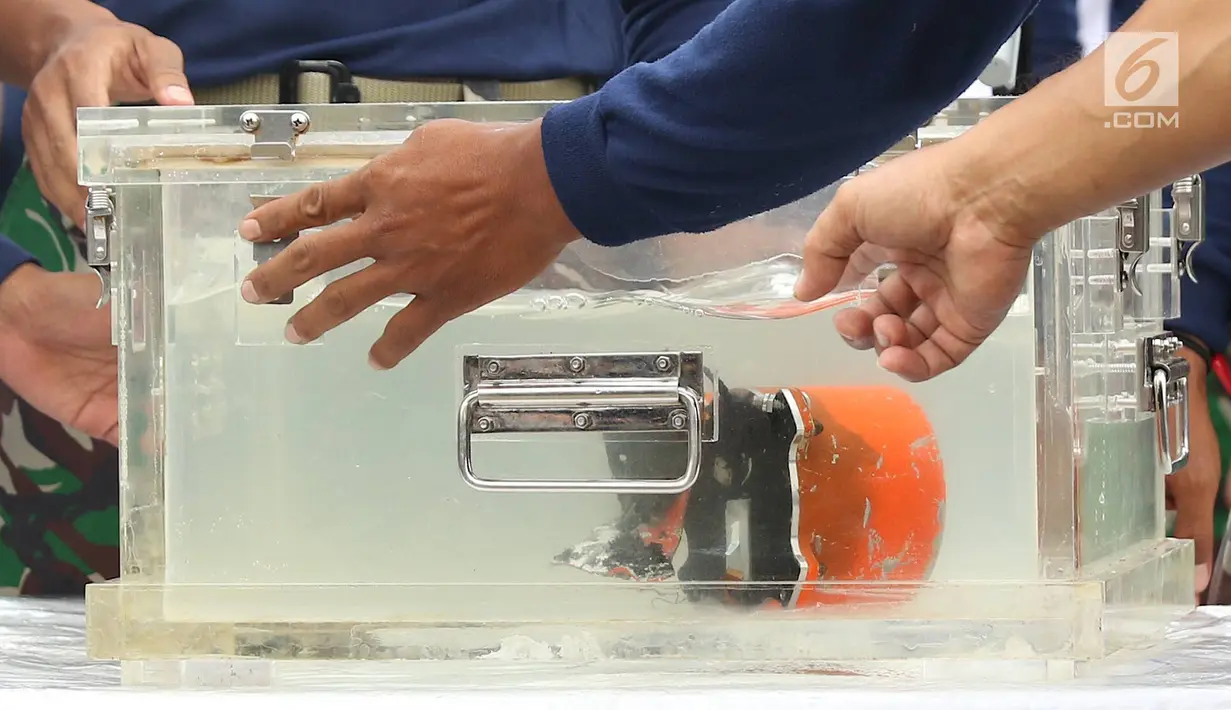 Black box bagian Cockpit Voice Recorder (CVR) pesawat Lion Air JT 610 tersimpan di dalam wadah berisi air di Pelabuhan Tanjung Priok, Jakarta, Senin (14/1). CVR ini ditemukan tim penyelam Kopaska dan Dislambir Koarmada I. (Liputan6.com/Immanuel Antonius)