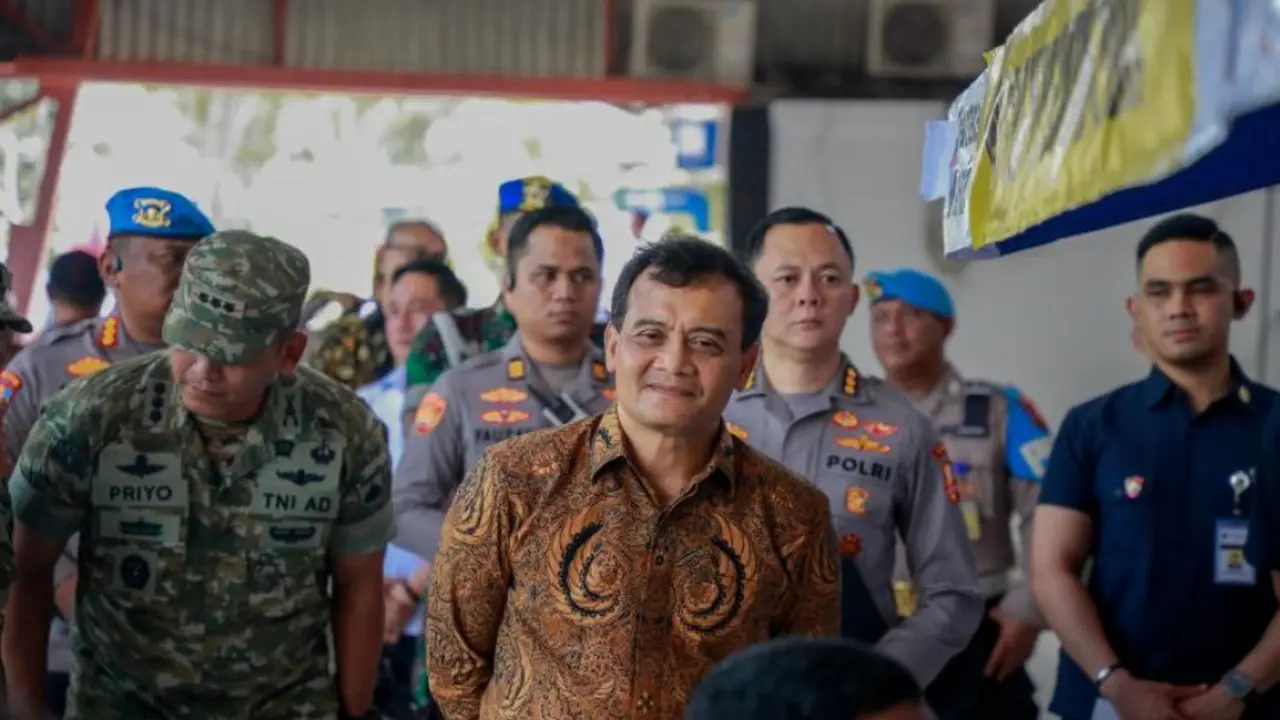 Gubernur Jawa Tengah Ahmad Luthfi saat meninjau kesiapan menyambut arus Natal dan Tahun Baru, di Semarang, Minggu (21/12/2025).