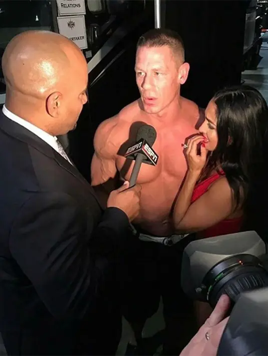 Melansir Hollywood Life, pada 2 April 2017 lalu saat John Cena mengikuti pertandingan gulat nasional, ia melamar Nikki Bella. Di depan ribuan penonton, John meminta Nikki untuk menjadi istrinya. (doc.hollywoodlife.com)