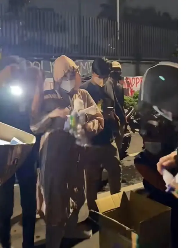 6 Potret Celine Evangelista Bawa Bantuan Medis dan Makanan untuk Pendemo di Jakarta