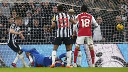 Pemain Newcastle United, Anthony Gordon (kedua kanan) mencetak gol ke gawang Arsenal pada laga lanjutan Liga Inggris 2023/2024 yang berlangsung di Stadion St. James' Park, Newcastle, Inggris, Minggu (05/11/2023) WIB. Banyak yang menilai bahwa proses gol tersebut tidak sah. Dimulai dari bola yang sudah keluar dari lapangan sebelum dikirim menjadi umpan dan Joelinton yang kedapatan mendorong Gabriel Magalhaes sebelum gol tercipta. (AP Photo/Owen Humphreys)