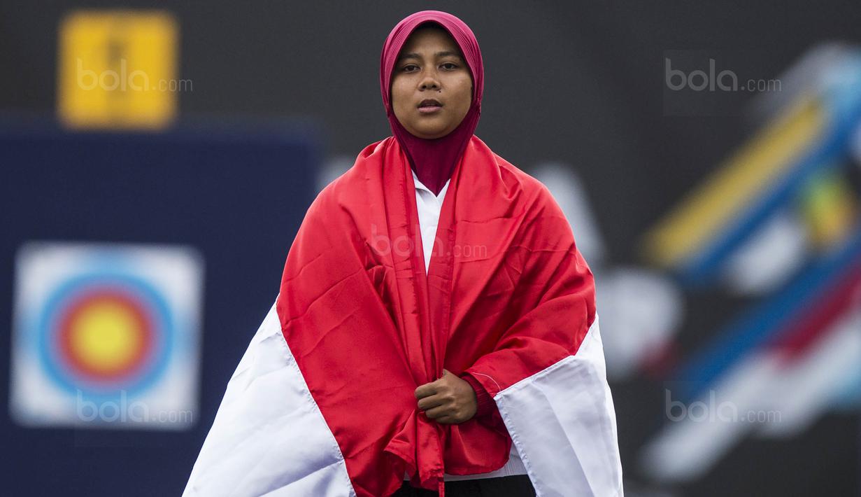 Pepanah putri Indonesia, Sri Ranti, bersiap menerima medali SEA Games cabang panahan nomor compound di National Sports Council, Kuala Lumpur, Rabu (16/8/2017). Dirinya meraih emas pertama untuk Indonesia. (Bola.com/Vitalis Yogi Trisna)