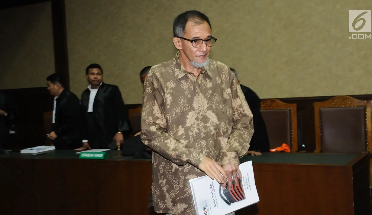 Terdakwa dugaan suap proyek satelit monitoring Bakamla, Nofel Hasan usai mengikuti sidang pembacaan tuntutan di Pengadilan Tipikor, Jakarta, Rabu (21/2). Nofel dituntut lima tahun penjara dan denda Rp 200 juta. (Liputan6.com/Helmi Fithriansyah)