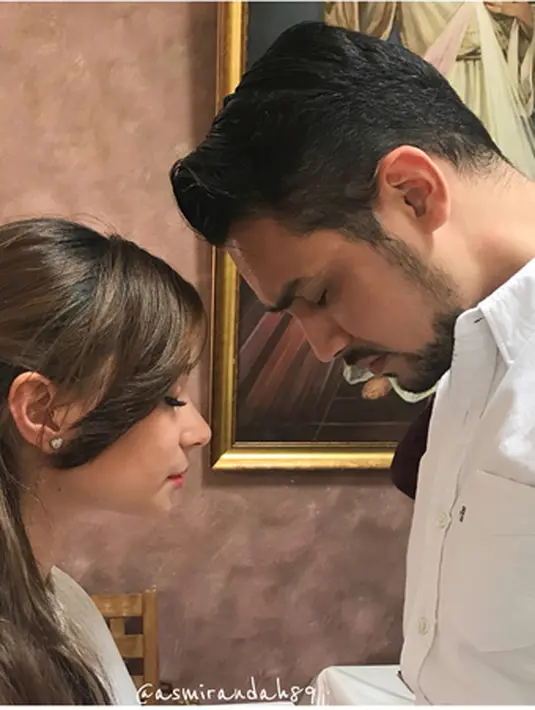 "Gereja pernikahan di cana di Galilea" tulisnya dalam foto berikutnya. Kedua pasangan ini terlihat berpelukan dengan masih menggunakan kemeja putih. Setelah acara tersebut, beberapa foto ciuman juga dibagikan. (Instagram/asmirandah89)