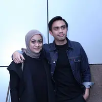 Kisah cinta itu pun dituangkan dalam novel berjudul ‘Teman Tapi Menikah’ yang rilis pada Agustus 2016 lalu. Novel tersebut menceritakan perjalanan cinta mereka yang berawal dari 13 tahun bersahabat dan berujung di pernikahan. (Nurwahyunan/Bintang.com)