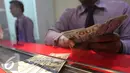 Petugas menunjukkan uang pecahan US$100 di penukaran uang, Jakarta, Rabu (23/9/2015). Mata uang Rupiah  sempat melemah ke level 14.655 per dolar AS pada perdagangan pukul 09.50 waktu Jakarta. (Liputan6.com/Angga Yuniar)