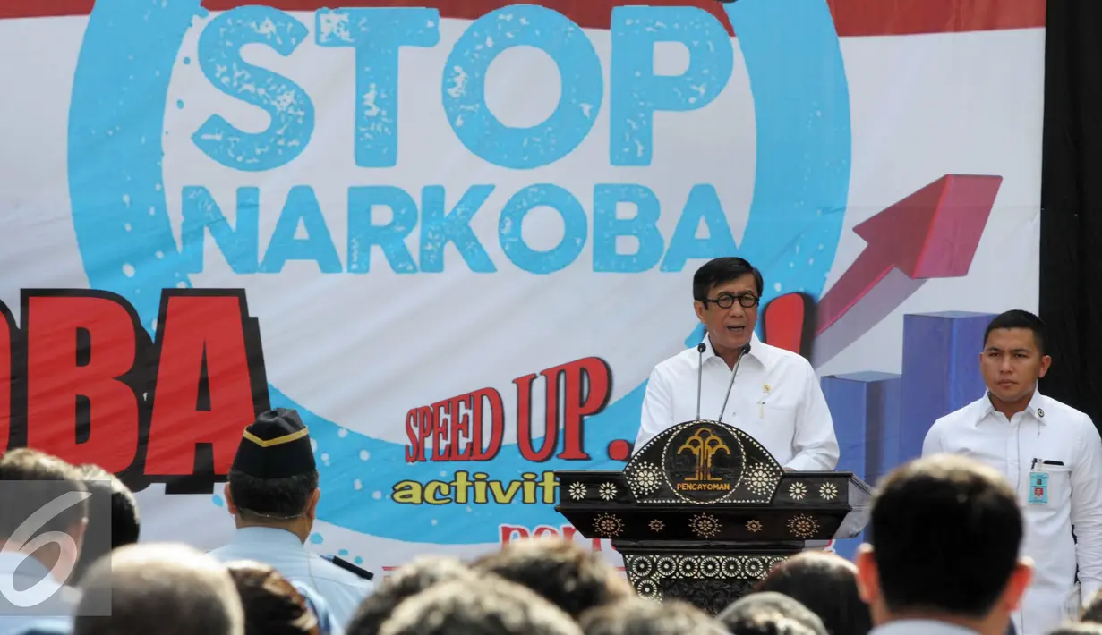 Menkumham Yasonna Laoly saat memimpin Apel Akbar Serentak Darurat Narkoba di Kemenkumham, Jakarta, Senin (4/4). Menkumham mengatakan akan mengambil langkah-langkah penyelesaian terkait peredaran narkoba. (Liputan6.com/Helmi Afandi)