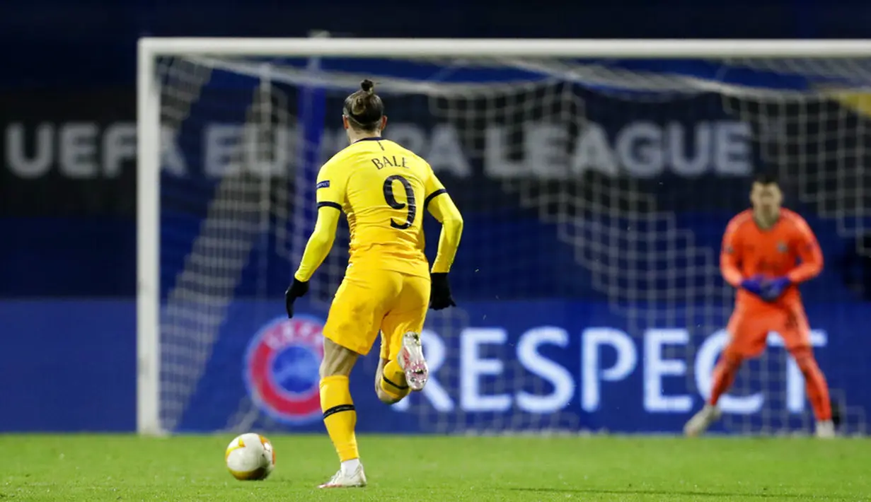 Pemain Tottenham Hotspur Gareth Bale menggiring bola saat melawan Dinamo Zagreb pada pertandingan leg kedua babak 16 besar Liga Europa di Stadion Maksimir, Zagreb, Kroasia (18/3/2021). Tottenham kalah 0-3, sehingga agregat 2-3. (AP Photo/Darko Bandic)