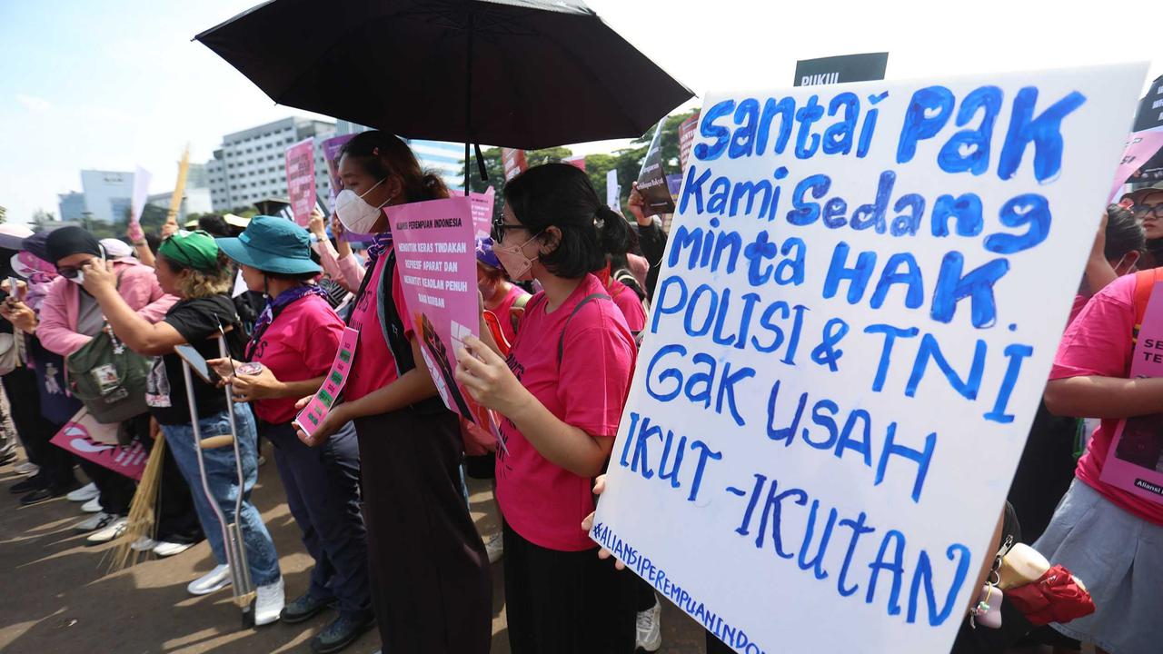 FOTO: Perempuan Turun ke Jalan, Suarakan Keadilan dan Hentikan Kekerasan
