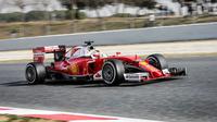 Pebalap Ferrari, Sebastian Vettel, kembali mencatat waktu lap terbaik pada hari kedua tes pramusim Formula 1 (F1) di Sirkuit Catalunya, Barc
