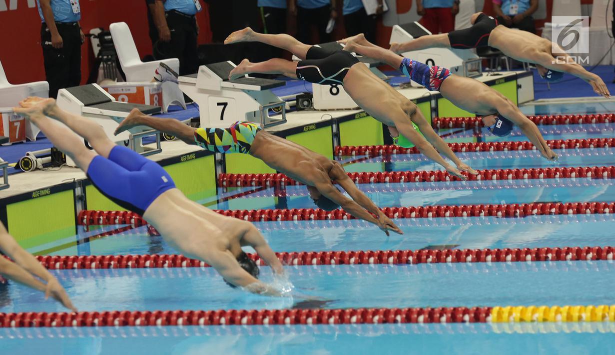Atlet Indonesia Jendi Pangabean beraksi di garis start saat babak final putra 100 meter gaya bebas S9 para renang Asian Para Games 2018 di Aquatic Center, GBK, Jakarta, Senin (8/10). Jendi meraih perak dalam kelas tersebut. (Merdeka.com/Imam Buhori)
