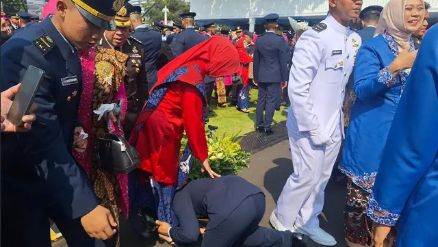 Momen haru Letda Axel Fahreza peraih Adhi Makayasa TNI AU sujud di kaki ibu usai dilantik Prabowo