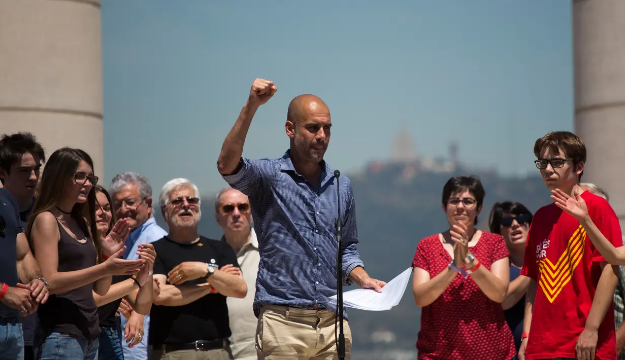 Pelatih Manchester City Pep Guardiola membacakan manifesto referendum Catalonia di Barcelona, Minggu (11/6). Mantan pelatih Barcelona ini juga meminta dunia internasional mendukung keinginan Catalonia untuk berpisah dari Spanyol. (AP/Emilio Morenatti)