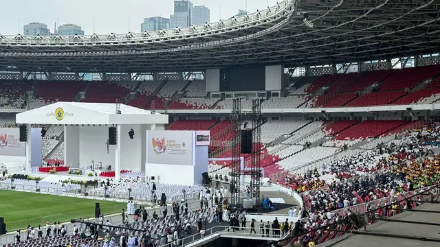 Hampir 90 ribu umat Katolik memadati Stadion Utama Gelora Bung Karno (GBK) untuk mengikuti Misa Akbar bersama Paus Fransiskus, Kamis (5/9/2024). (Liputan6.com/Benedikta Miranti)