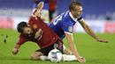 Gelandang Manchester United, Juan Mata, berebut bola dengan bek Brighton, Dan Burn, pada laga Carabao Cup di Stadion Falmer, Kamis (1/10/2020) dini hari WIB. Manchester United menang 3-0 atas Brighton. (Matt Dunham/Pool via AP)