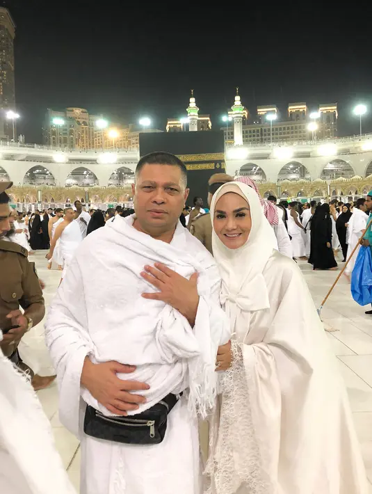 Lewat kartu ucapan tersebut, Presiden Joko Widodo masih memperhatikan para pekerja dunia hiburan. Bahkan, saat nikahan anaknya, Jokowi banyak mengundang artis. Selain Krisdayanti, Inul Daratista juga terima kartu ucapan dari presiden.