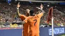 Penyerang timnas Belanda Memphis Depay (kiri) berselebrasi dengan Steven Bergwijn setelah mencetak gol kedua timnya ke gawang Belgia pada matchday pertama Grup D Liga A UEFA Nations League 2022/2023 di Stadion Raja Baudouin, Sabtu (4/6/2022) dini hari WIB. Belanda sukses menghajar Belgia dengan skor telak 4-1. (AP Photo/Geert Vanden Wijngaert)