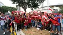 Ratusan suporter mendatangi Stadion Jalan Besar, Singapura untuk menyaksikan laga timnas Indonesia U-23 melawan Kamboja, Sabtu (6/6/2015). Para suporter berfoto bersama jelang masuk Stadion Jalan Besar, Singapura. (Liputan6.com/Helmi Fithriansyah)