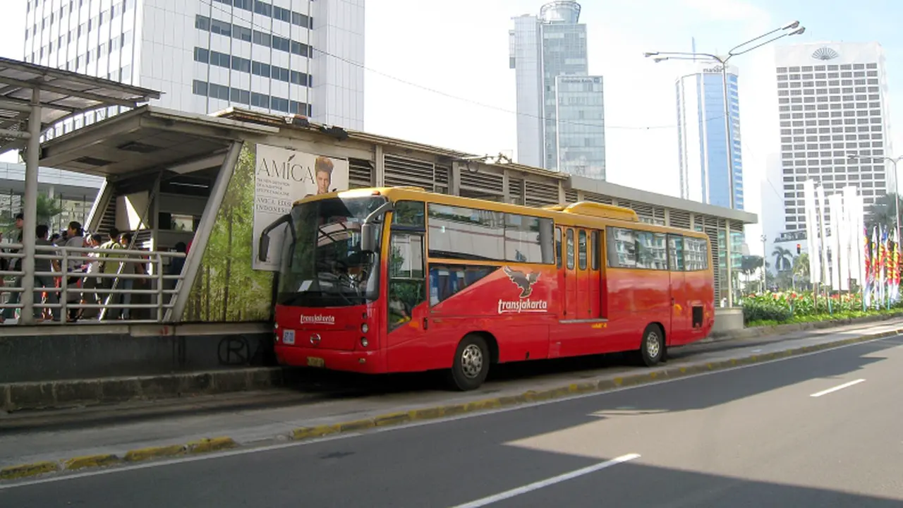 Alami Rem Blong, Bus Transjakarta Koridor 9 Tabrak 5 Mobil
