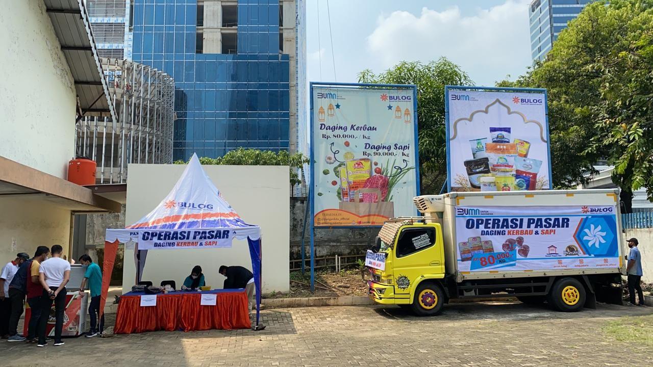 Perum Bulog menggelar Operasi Pasar daging beku di Jakarta guna memastikan ketersediaan pasokan. (Dok Bulog)