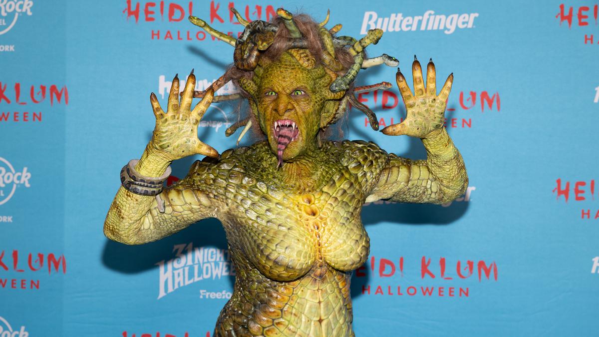 Ratu Kostum Halloween, Heidi Klum Berubah Jadi Medusa Berekor Ular