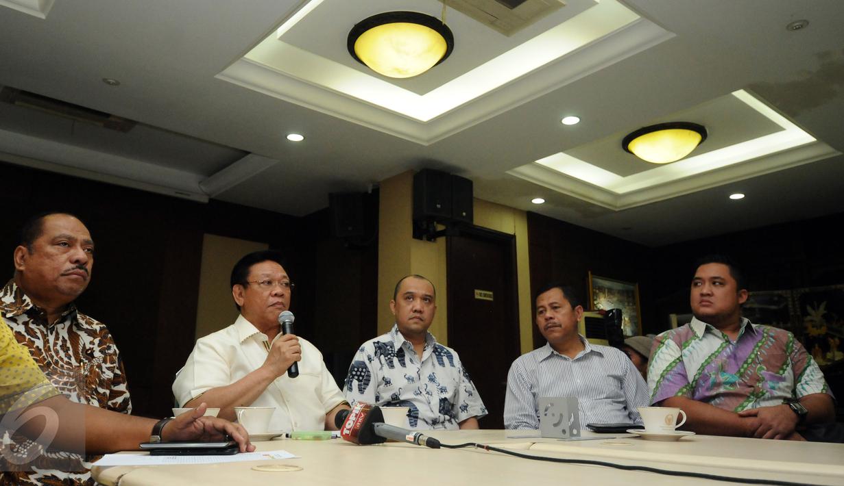 Fungsionaris Partai Golkar, Agung Laksono (ketiga kiri) memberikan keterangan terkait pengunduran diri Setya Novanto sebagai Ketua DPR RI di Jakarta, Kamis (17/12/2015). Agung mengungkapkan sudah menyiapkan nama pengganti. (Liputan6com/Helmi Fithriansyah)