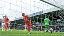 Penyerang Liverpool, Roberto Firmino, melakukan selebrasi usai mencetak gol ke gawang West Bromwich Albion. Gol Roberto Firmino menjadi gol satu-satunya dalam pertandingan tersebut. (AFP/Justin Tallis)
