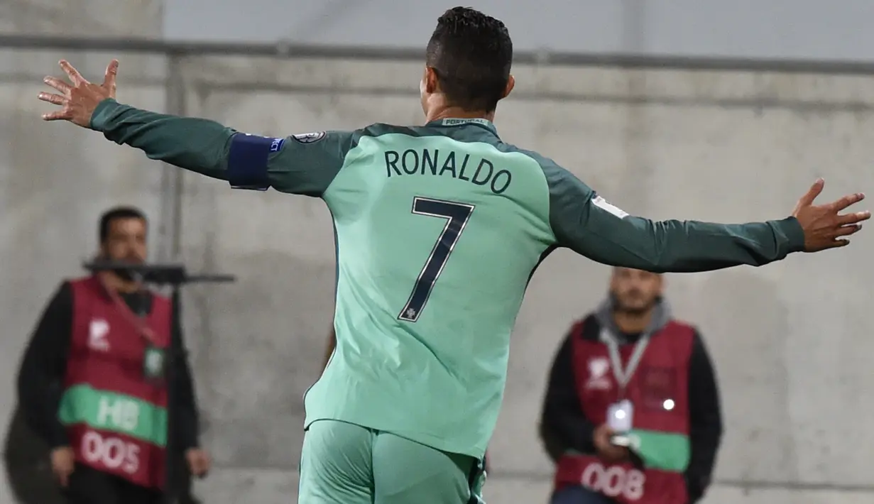 Pemain timnas Portugal, Cristiano Ronaldo merayakan golnya ke gawang Andorra pada Kualifikasi Piala Dunia 2018 zona Eropa di Stadion Nasional Andorra, Minggu (8/10). Portugal menang 2-0 lewat gol Ronaldo dan Andre Silva. (PASCAL PAVANI/AFP)