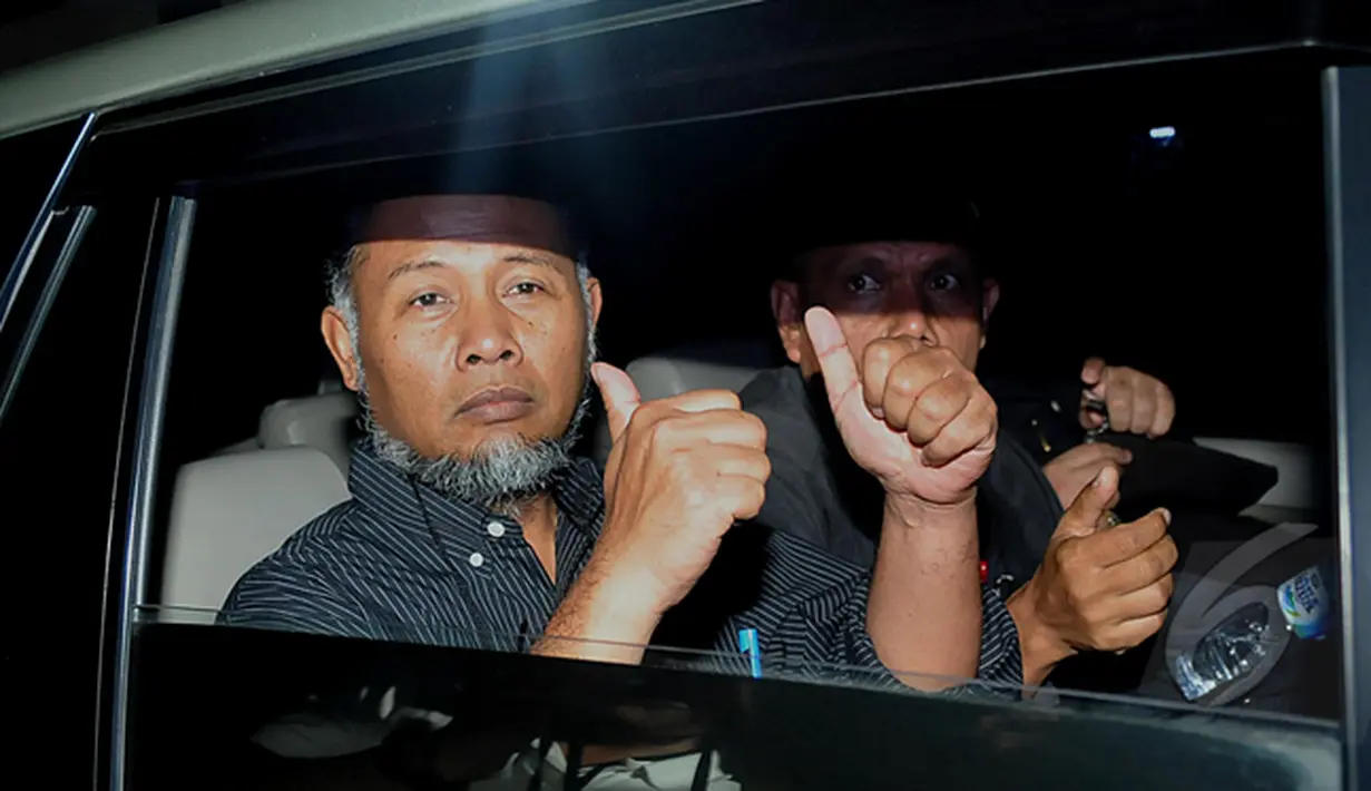 Wakil Ketua KPK, Bambang Widjojanto saat berada di dalam mobil usai menjalani pemeriksaan oleh Bareskrim Mabes Polri, Jakarta, Selasa, (4/2/2015). (Liputan6.com/JohanTallo)
