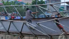 Warga nekat melintas di Jembatan Gantung yang rusak di Petamburan, Jakarta Barat, Sabtu (14/06) (Liputan6.com/Andrian M Tunay)