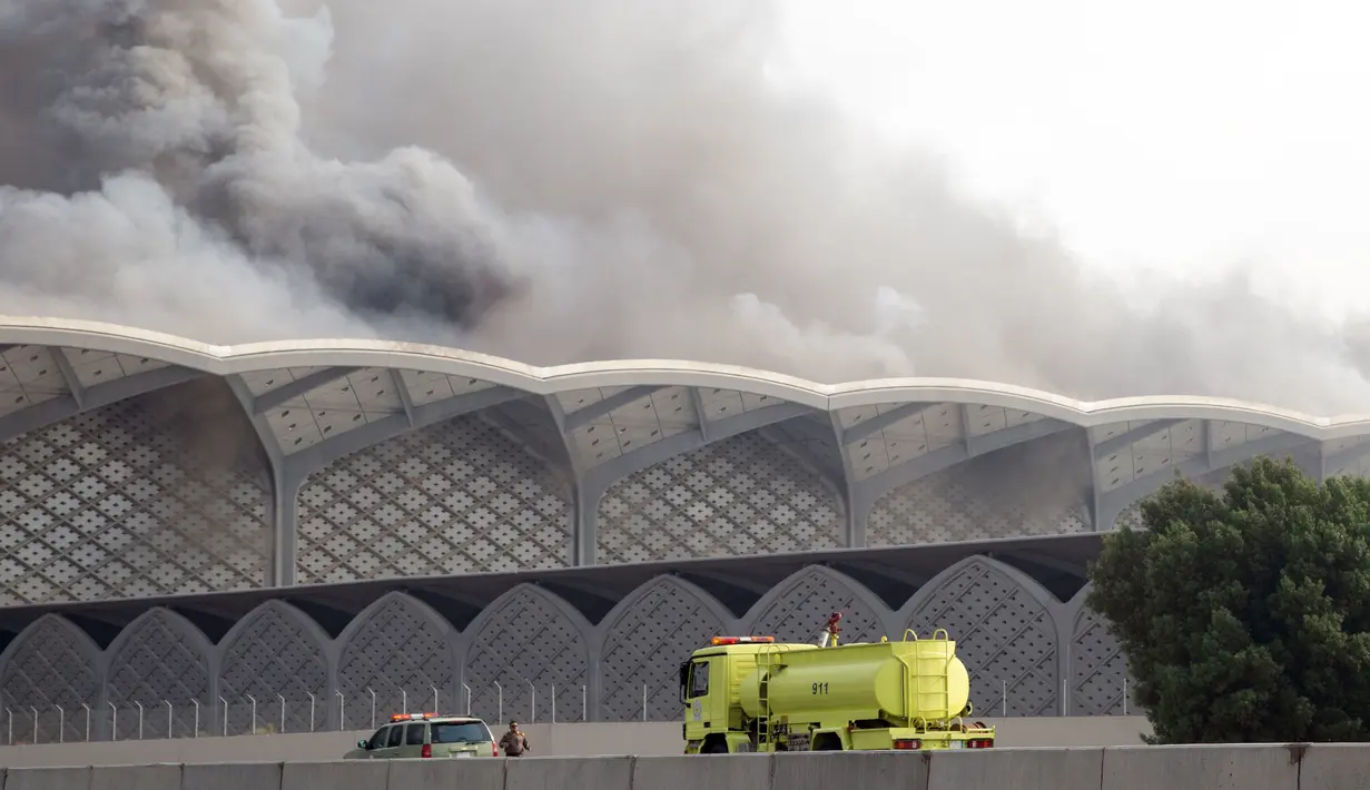 Kendaraan pasukan Pertahanan Sipil Arab Saudi mendekati lokasi kebakaran di  Stasiun Kereta Api Cepat Haramain, kota Jeddah, Minggu (29/9/2019). Stasiun itu bagian dari sistem Kereta Cepat Haramain yang mulai digunakan publik sejak Oktober tahun lalu. (Photo by - / AFP)