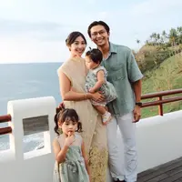 Gaya Winona selalu terasa effortless, namun tetap meninggalkan kesan elegan dan trendi. Inilah rangkuman momen terbaik Winona yang bisa menjadi inspirasi fashion bagi para ibu muda modern. [@winonawilly].