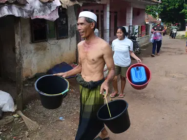 Warga membawa ember kosong saat  saat pemberian bantuan air bersih yang dilakukan Relawan Gerak Bareng di Desa Cidokom, Bogor, Jawa Barat, Kamis, 30 Juli 2026. Lebih dari 16 ribu aritr bersih dibagikan kepada warga desa. Sekitar 5000 warga terdampak kekeringan yang sudah berjalan lebih dari dua bulan