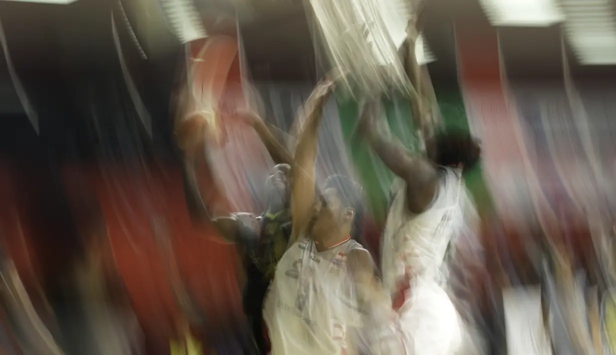 Pemain Pacific Caesar Surabaya, Juan Hadnot, berusaha mencetak poin saat menghadapi Stapac Jakarta pada laga semi final IBL 2019 di GMSB Kuningan, Jakarta, Jumat(8/3). Stapac unggul 87-66 atas Pacific. (Bola.com/Yoppy Renato)