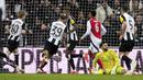 Pemain Newcastle, Anthony Gordon (kiri) melakukan selebrasi setelah mencetak gol kedua timnya ke gawang Arsenal dalam laga leg kedua Carabao Cup 2024/2025 di St James Park, Newcastle, Inggris, Kamis (06/02/2025). (AP Photo/Jon Super)