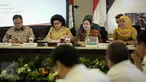 Menko PMK Puan Maharani (kedua kanan) saat memimpin rapat tingkat Menteri di Kementerian Kemenko PMK) Jakarta, Kamis (30/3). Rapat tersebut membahas pengendalian Defisit DJS Kesehatan. (Liputan6.com/Faizal Fanani)